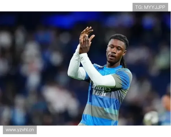 卡马文加回到母队雷恩参观，并获赠10号球衣